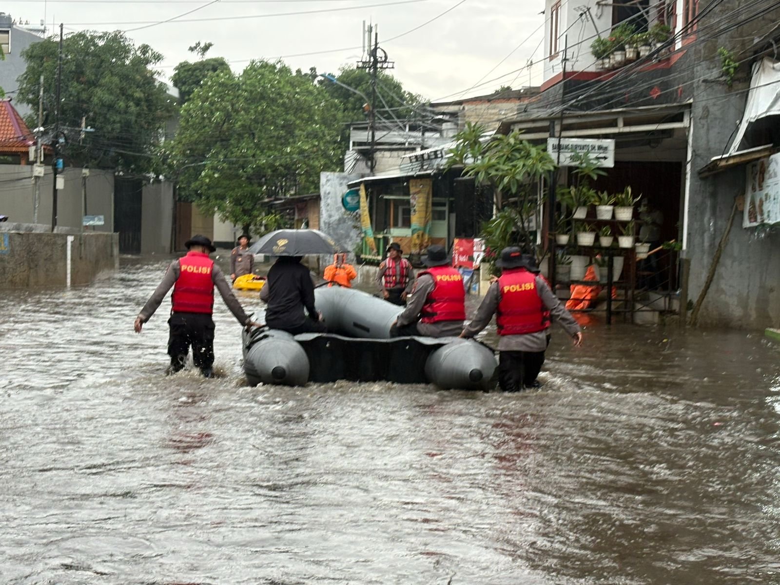 Polisi Polda Metro Jaya Evakuasi Warga Terdampak Banjir di Asrama Polisi Pondok Karya